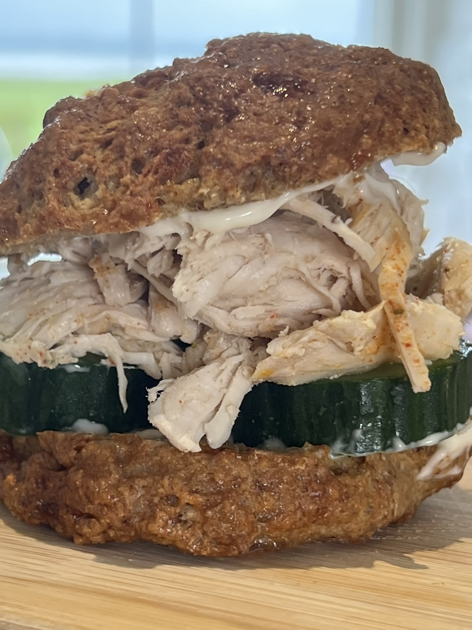Proteinbolle flækket og fyldt med kylling, agurk og skyrdressing